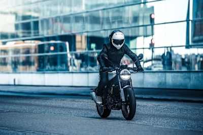 Mit der Husqvarna Vitpilen der Grossstadt entfliehen: Zeitgeist in Asien