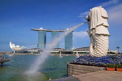 Der Merlion blickt auf das Marina Bay Sands Hotel