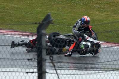 Das Unglück: Marco Melandri wird von Sylvain Guintoli abgeräumt