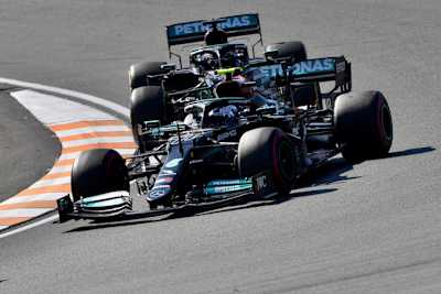 Valtteri Bottas vor Lewis Hamilton