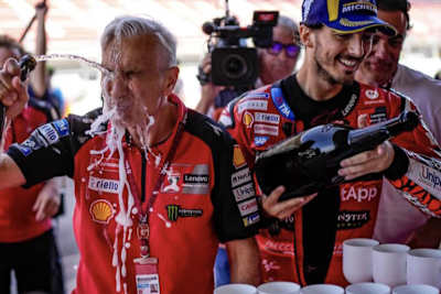 Davide Tardozzi (li.) weiß, wie man feiert – rechts Sieger Pecco Bagnaia