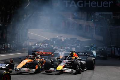 Max Verstappen kurz nach dem Start zum Monaco-GP gegen Oscar Piastri