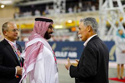 Chase Carey 2019 in Bahrain mit einem Mitglied der Königlichen Familie