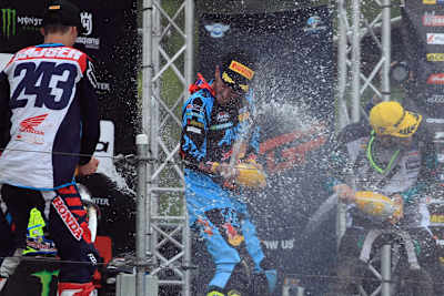 Antonio Cairoli, Tim Gajser und Arnaud Tonus mit Sektdusche auf dem Podium