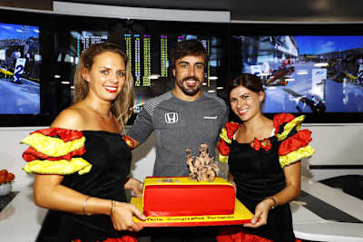 Fernando Alonso in charmanter Begleitung