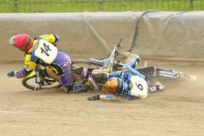 Pavlic (6) kracht in den gestürzten Tobias Busch