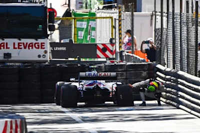 Mick Schumacher schaut sich die Bescherung an