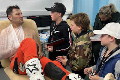 Chad Reed mit seinen drei Kindern