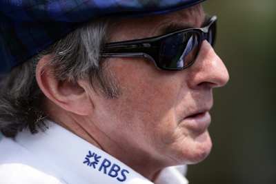 Der Schriftzug auf Stewarts Kragen ist sehr teuer 