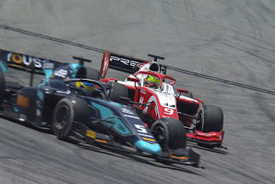 Kleines Duell zwischen Mick Schumacher (hinten) und Sérgio Sette Camara