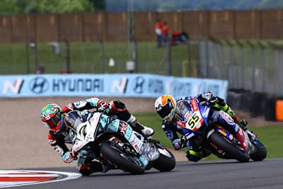 Chaz Davies vor Andrea Locatelli