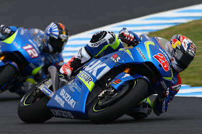 Maverick Vinales vor Suzuki-Testfahrer Tsuda