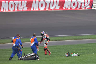 An der Honda von Stefan Bradl blieb nicht viel ganz