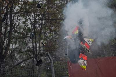 Fast flog die Ducati über den Fangzaun