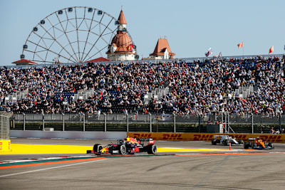 Alex Albon vor Lando Norris und George Russell