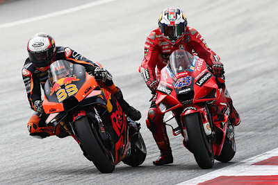 Brad Binder (li.) gegen Jack Miller