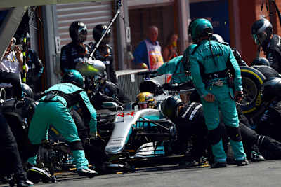 Lewis Hamilton wird abgefertigt