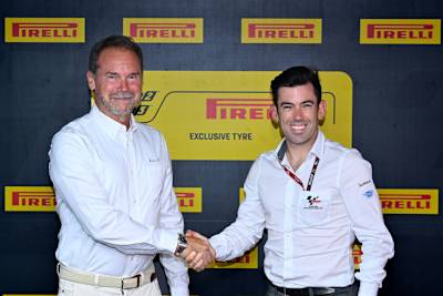 Giorgio Barbier, Moto Racing Director von Pirelli, und Carlos Ezpeleta sind sich einig