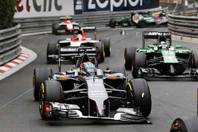 Caterham (rechts fährt Kobayashi) kämpft in der WM gegen Sauber (vorne) und Marussia (hinten)