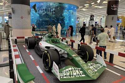 Flughafen Dschidda: Formel-1-Rennwagen und Aquarium