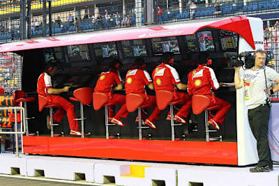 Munteres Sesselrücken bei Ferrari