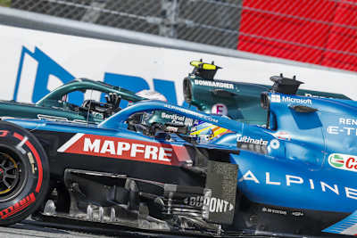 Sebastian Vettel entschuldigt sich mit einem Handzeichen bei Fernando Alonso