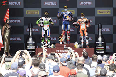 Die Top-3 des ersten Rennens: Johnny Rea, Toprak Razgatlioglu und Michael Rinaldi (v.l.)