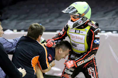 Sam Masters (re.) verpasste Nicki Pedersens Mechaniker einen rechten Haken