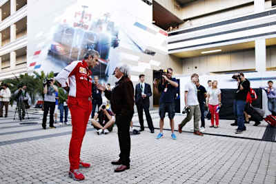 Bernie Ecclestone im Fahrerlager von Sotschi, zusammen mit Ferrari-Teamchef Maurizio Arrivabene