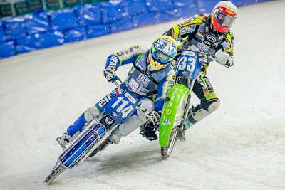 Dinar Valeev und Hans Weber (33) kurz vor dem Einschlag in die Strohballen 