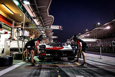 Einer der beiden Toyota GR010 Hybrid bei der Vorbereitung auf die 6h Bahrain