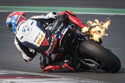 Spektakulär: Restbenzin im Auspuff verbrennt