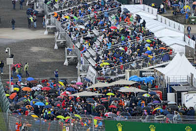 Die Fans müssen im Regen ausharren
