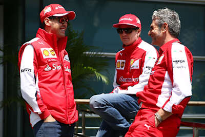 Ferrari-Teamchef Maurizio Arrivabene mit Sebastian Vettel und Kimi Räikkönen