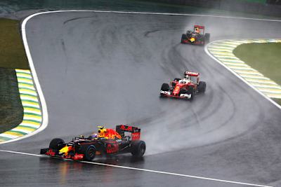 Vor einem Jahr fuhr Max Verstappen (vorne) durchs halbe Feld zum dritten Platz