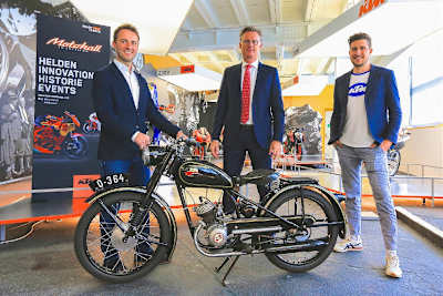 René Esterbauer (Geschäftsführer KTM Motohall), Johannes Hörl (Vorstand Großglockner Hochalpenstraßen AG), Timo Bischof (Head of Exhibition KTM Motohall) 