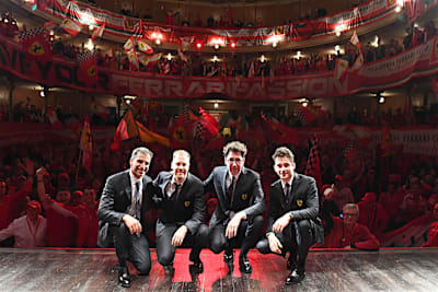 Mattia Binotto (Zweiter von rechts) in Reggio Emilia mit Marc Gené, Sebastian Vettel und Charles Leclerc