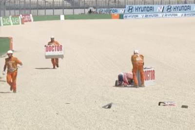 Ein paar Meter weiter links zerschellte die Honda an der Mauer