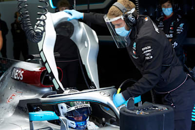 Valtteri Bottas nimmt Platz im Silberpfeil