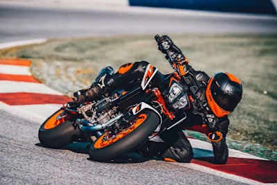 KTM 890 Duke R: Das Skalpell wurde zum Super Skalpell aufgerüstet