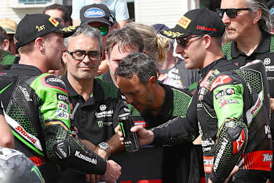 Die Kawasaki-Werksfahrer Alex Lowes (li.) und Jonathan Rea