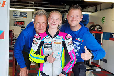 Lucy Michel (Mitte) hat Interesse an der neuen Frauen-WM