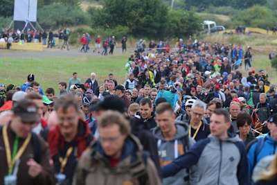 Zuschauer auf dem Weg zur Panzerplatte in Baumholder