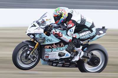 Aruba und Fibra werben groß auf der Go-Eleven-Ducati von Chaz Davies