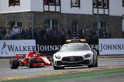 Das Safety-Car in Belgien vor dem Ferrari von Sebastian Vettel