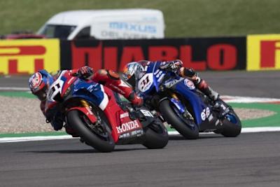 Leon Haslam vor Garrett Gerloff