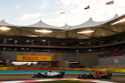 Lewis Hamilton vor Carlos Sainz