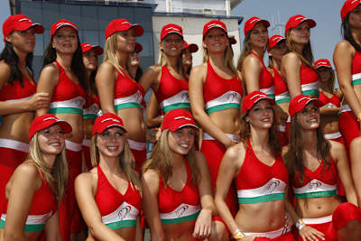 Auch die Grid-Girls freuen sich: Ihr Rennen bleibt