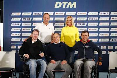 Hinten (v.l.n.r.): Heinz Kinigadner, Gründer Wings for Life; Anita Gerhardter, CEO Wings for Life Vorne (v.l.n.r.): Samuel Koch, Botschafter Wings for Life; Gerhard Berger; Wolfgang Illek, Fundraising-Leiter Wings for Life 