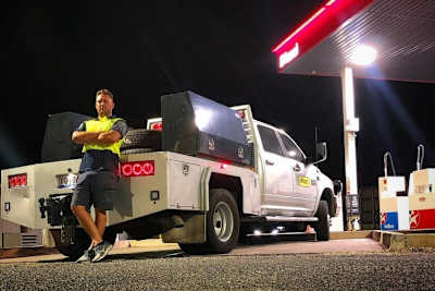 Anthony West ist auf Achse